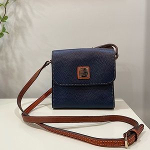 Dooney & Burke shoulder crossbody purse/bag 😍